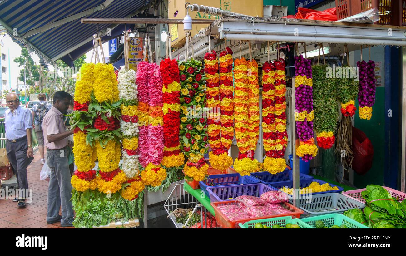 Singapore, Singapore - 21 agosto 2012. Colorate ghirlande di fiori utilizzate per il culto indù esposte all'esterno di un piccolo negozio a Little India. Foto Stock