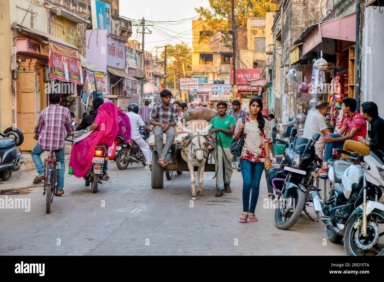 Mandawa, India - 17 novembre 2015. Un mix di vecchi e nuovi modi di trasporto e abbigliamento in una tipica strada affollata di Mandawa, Rajasthan. Foto Stock