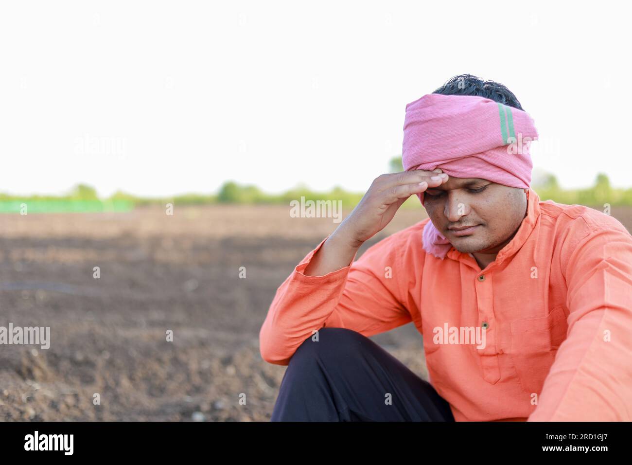 Felice agricoltore indiano, giovane agricoltore di sabbia, perdita in fattoria Foto Stock