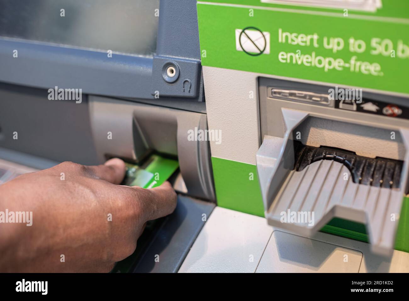 Man's Hand inserimento di una carta di credito in bancomat , mano inserimento di bancomat in plastica in bancomat per prelevare denaro, finanza moneta concetto banca. ATM credi Foto Stock