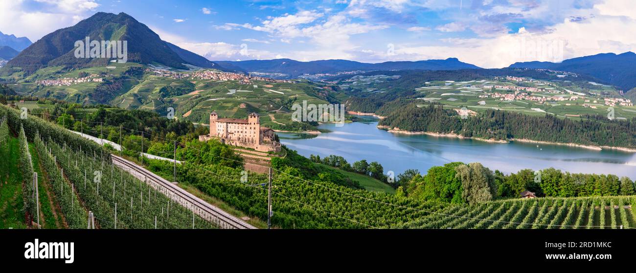 I castelli medievali più famosi e belli dell'Italia settentrionale. Cles - in Trentino , provincia di Trento. circondato da campi di meli vicino al lak Foto Stock