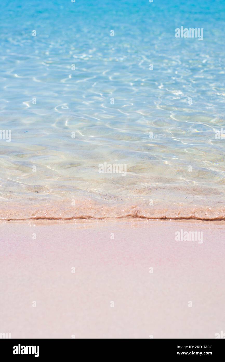 Acque turchesi della spiaggia di Elafonisi che si infrangono sulla sabbia rosa - Creta, Grecia Foto Stock