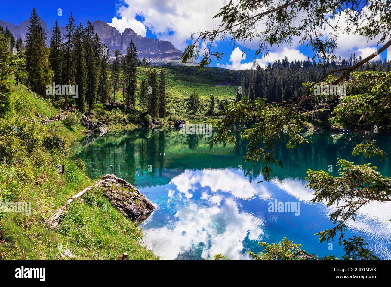 paesaggi Paesaggi naturali idilliaci: Il lago di montagna turchese Carezza  circondato dalle rocce dolomitiche, uno dei laghi più belli delle Alpi  europee. Alto Adige r Foto stock - Alamy