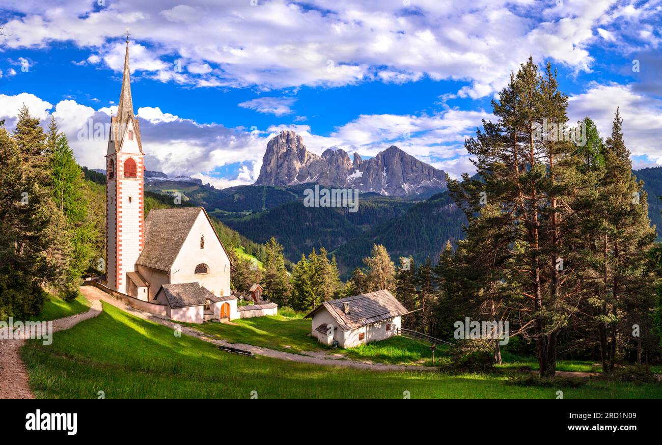 Splendido paesaggio alpino. Splendide montagne dolomitiche. Vista della chiesa di San Giacomo vicino al villaggio di Ortisei. Val Gardena, alto Adige, Italia Foto Stock