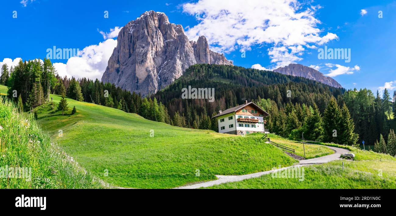 panorama della località sciistica panoramica Val Gardena con case tradizionali in alto Adige, circondata dalle Alpi Dolomiti, Italia settentrionale. Foto Stock
