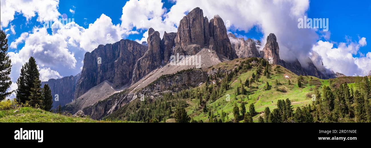 Panorama mozzafiato delle splendide Alpi Dolomiti, località sciistica della Val Gardena in alto Adige, nell'Italia settentrionale. Paesaggio alpino Foto Stock