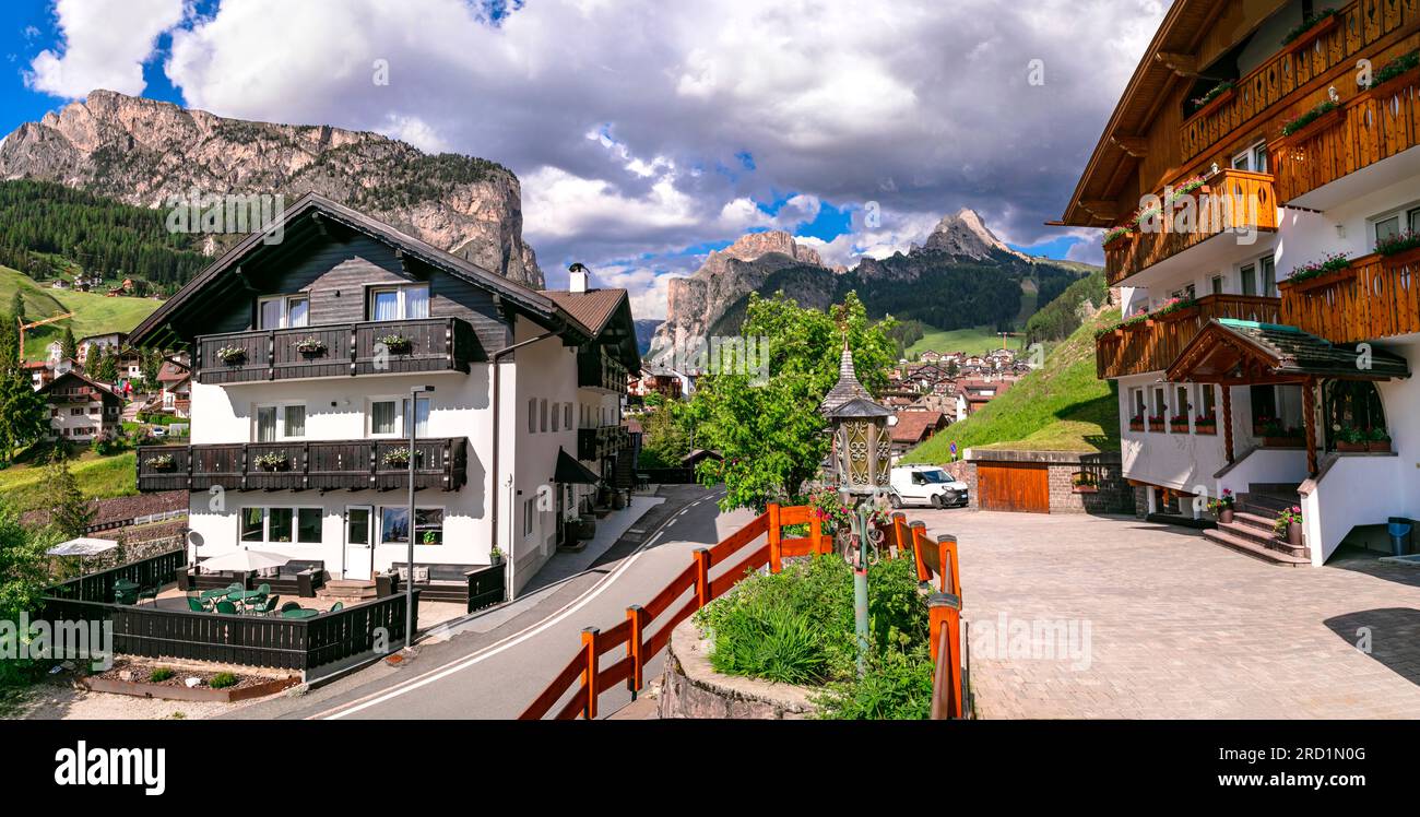 panorama della località sciistica panoramica Val Gardena con case tradizionali in alto Adige, circondata dalle Alpi Dolomiti, Italia settentrionale. Foto Stock