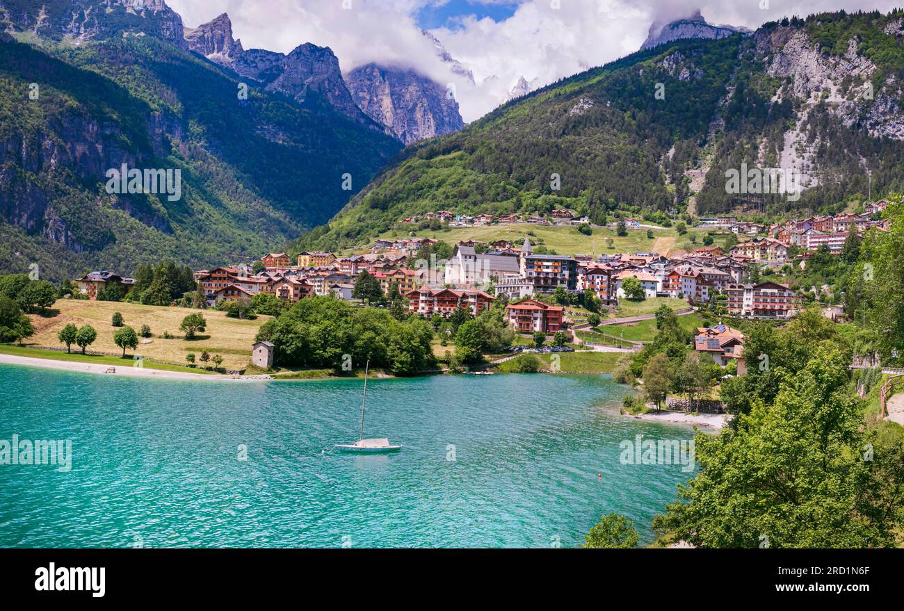 I laghi di montagna più panoramici del nord Italia - la bella Molveno a Trento, Trentino alto Adige Foto Stock