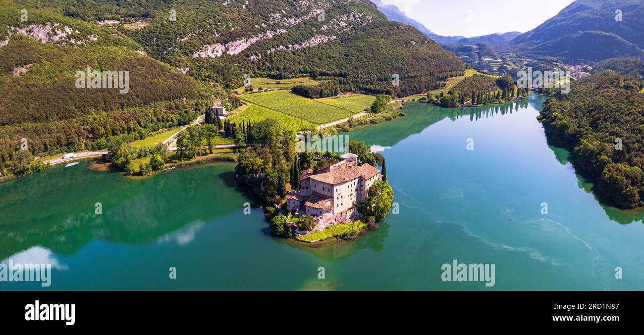 Il bellissimo lago di Toblino è considerato uno dei laghi più romantici del Trentino. vista panoramica aerea con drone e castello medievale. Sarca va Foto Stock