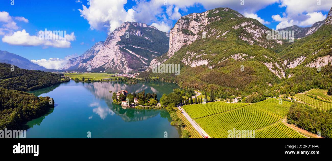 Il bellissimo lago di Toblino è considerato uno dei laghi più romantici del Trentino. vista panoramica aerea con drone e castello medievale. Sarca va Foto Stock