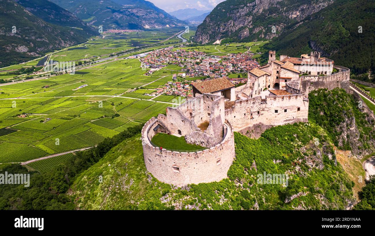 Castel Beseno vista panoramica aerea droni - i più famosi e suggestivi castelli medievali d'Italia nella provincia di Trento, Trentino Foto Stock