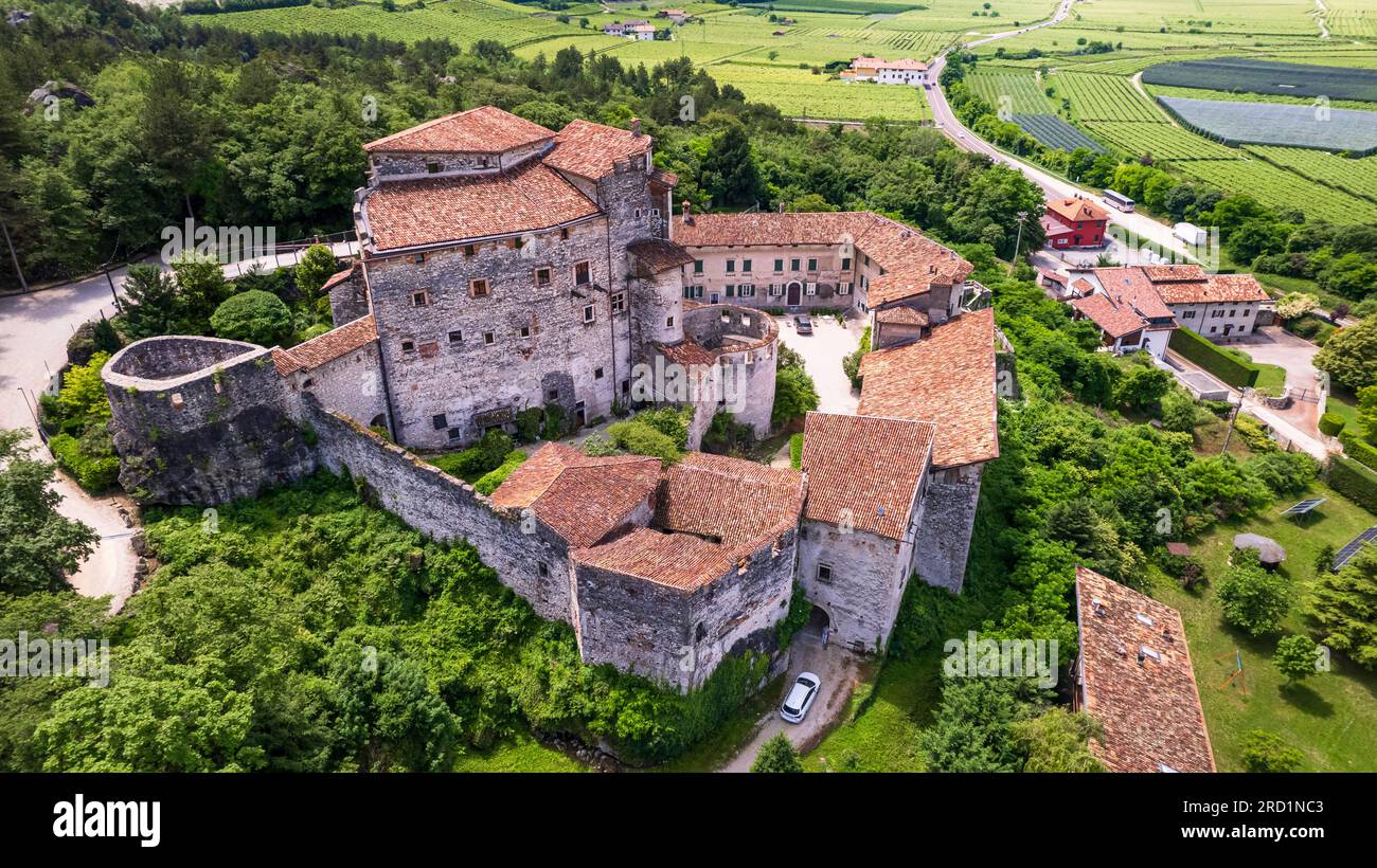 Castel pietra circondata da vigneti, vista aerea con droni - affascinanti castelli medievali d'Italia nella provincia di Trento, Trentino Foto Stock