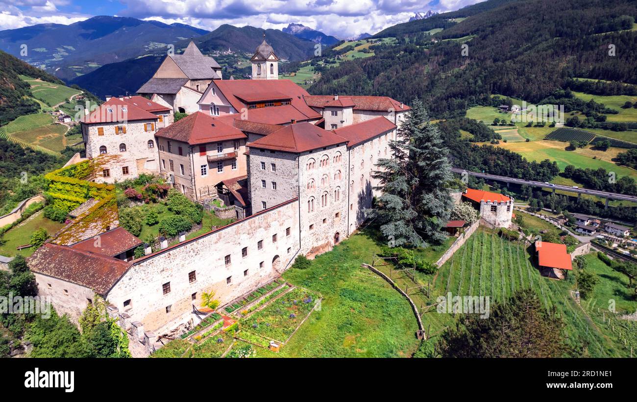 Viaggio in Italia e luoghi di interesse. Paesino panoramico di chiusa e del famoso monastero benedettino Sabiona in alto Adige, provincia di Bolzano. Drone aereo Foto Stock