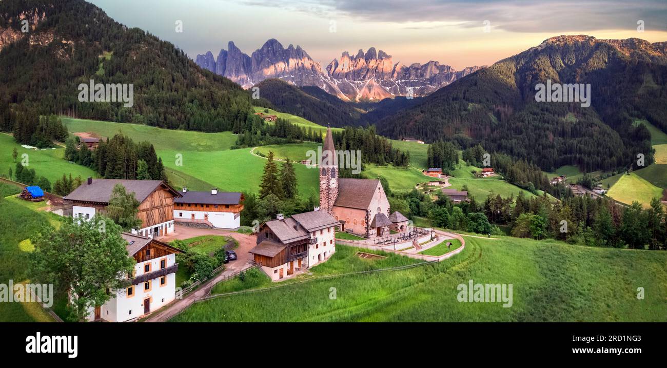 Paesaggi alpini mozzafiato sulle Dolomiti, montagne rocciose nelle Alpi italiane, alto Adige, Italia. Vista aerea della Val di Funes e del villaggio di Santa M. Foto Stock