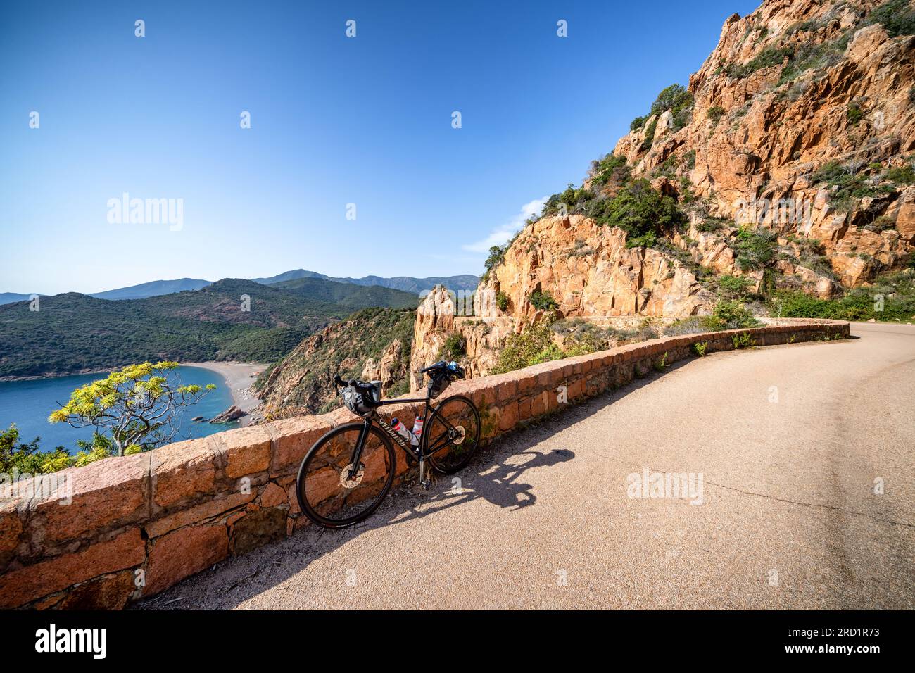 Ciclismo su strada vicino alla città di Porto sull'isola della Corsica, costa occidentale, Francia Foto Stock