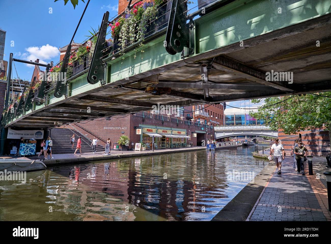 Ponte pedonale sull'acqua a Brindley Place con il canale di Birmingham che passa sotto. Birmingham, Inghilterra, Regno Unito, Foto Stock