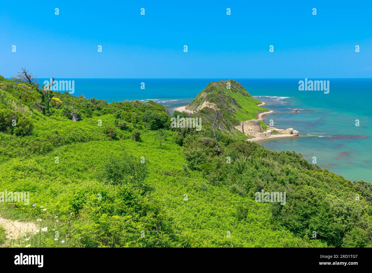 Capo di Rodon, sulla costa dell'Albania, è una magnifica meraviglia naturale e sito storico nel Mare Adriatico, famoso per le sue aspre scogliere Foto Stock