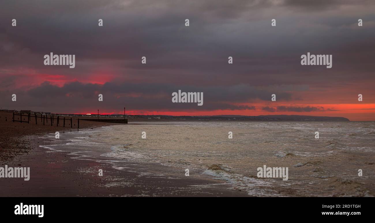 Alba Moody dalla costa della baia di Pevensey, Sussex, sud-est dell'Inghilterra, Regno Unito Foto Stock