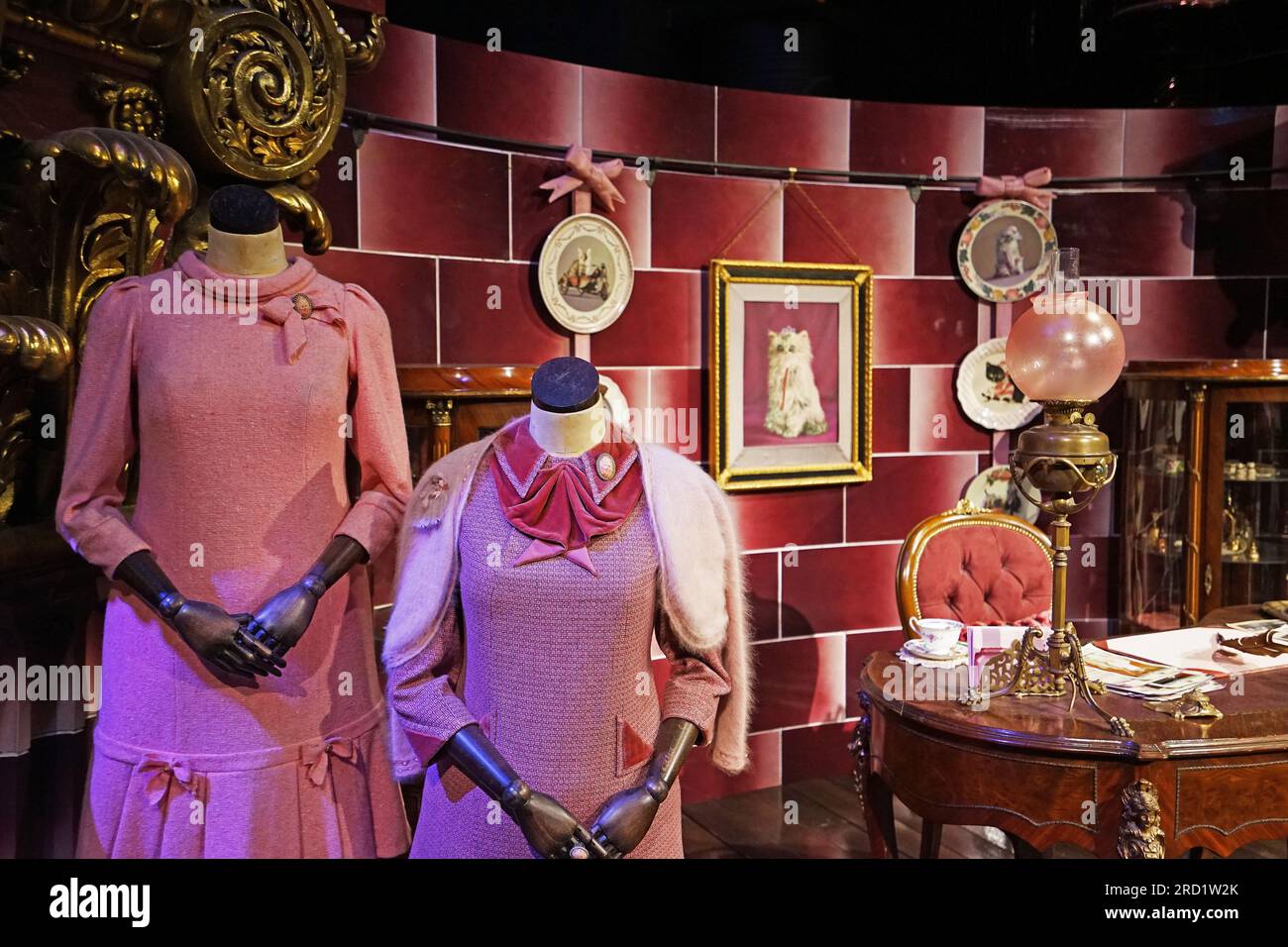 Mostra e costume degli uffici di Dolores Umbridge al warner bros studio tour di Londra - The Making of Harry Potter, Regno Unito Foto Stock