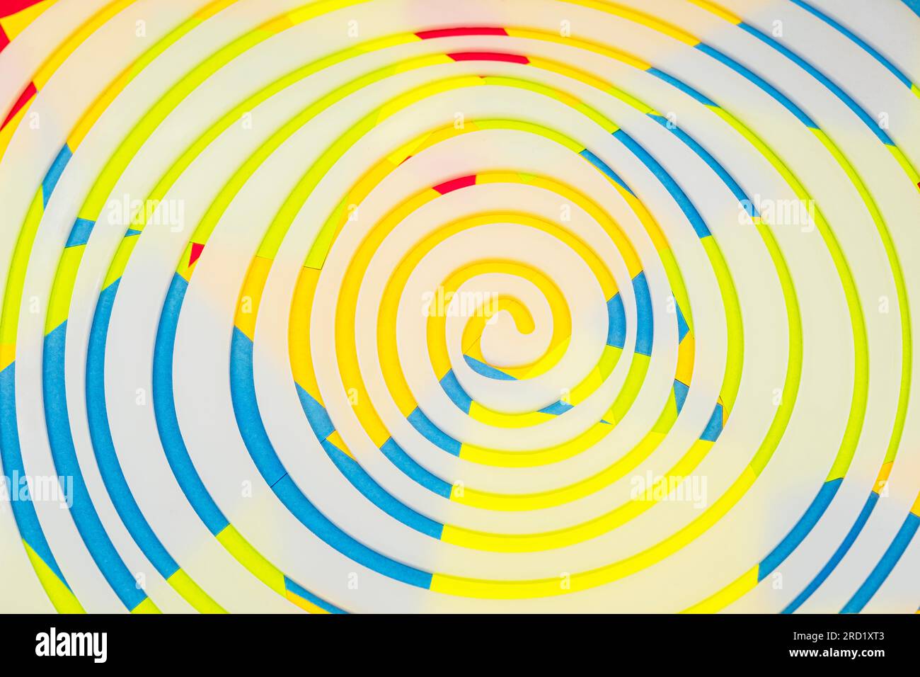 Semplice spirale bianca sullo sfondo di appunti adesivi su carta multicolore Foto Stock