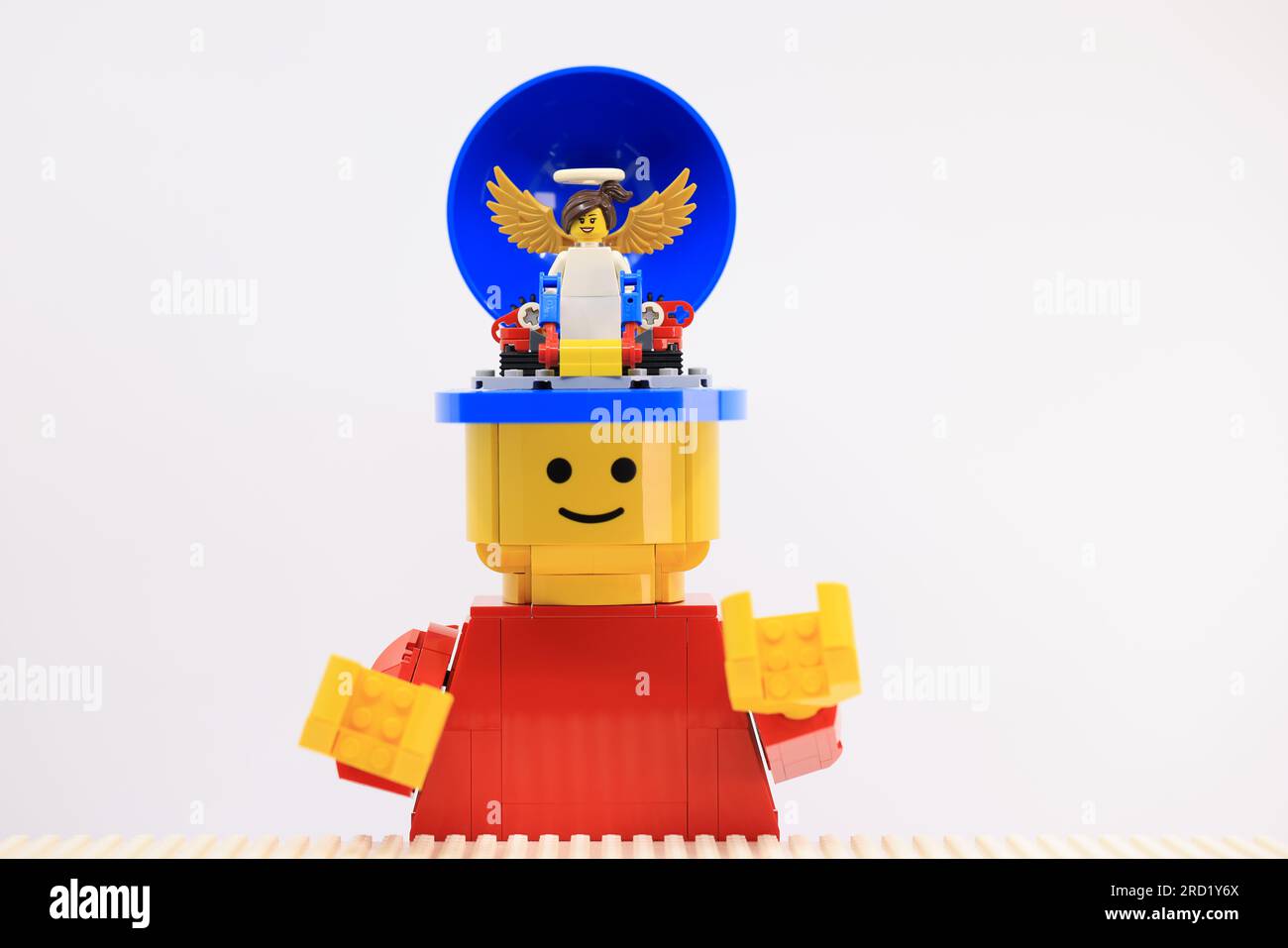 Hong Kong - 17 giugno 2023: Un piccolo angelo dentro la testa dell'uomo gigante Foto Stock