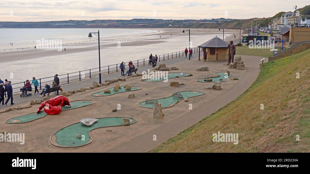 Pazzo campo da golf sul lungomare di Filey con spiaggia sabbiosa e Mare del Nord sullo sfondo, Filey, North Yorkshire, Inghilterra, Regno Unito. Foto Stock