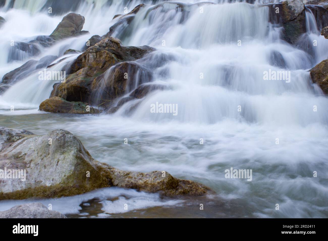 Lunga esposizione di cascate con rocce nel fiume Serpis, Lorcha, Spagna Foto Stock
