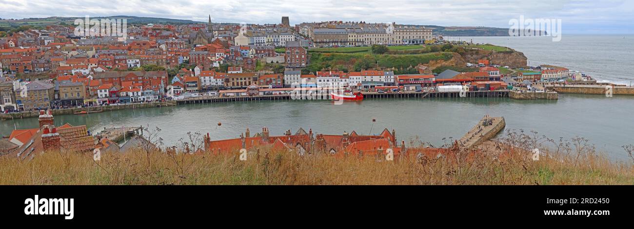 Whitby Harbour panorama view, West Pier, lungo il fiume Esk, North Yorkshire, Inghilterra, Regno Unito, Foto Stock