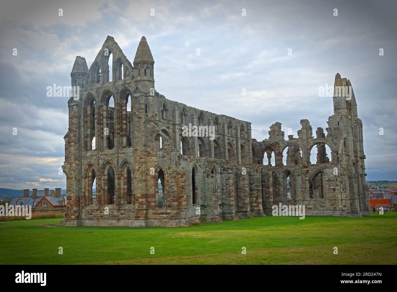 Whitby Benedictine Abbey, arroccato su East Cliff, Abbey Lane, Whitby, North Yorkshire, YO22 4JT Foto Stock