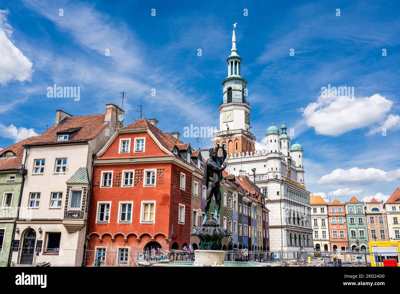 Fontana di Apollo su una piazza del vecchio mercato (Stary Rynek) con piccole case colorate e il vecchio municipio di Poznan, Polonia Foto Stock