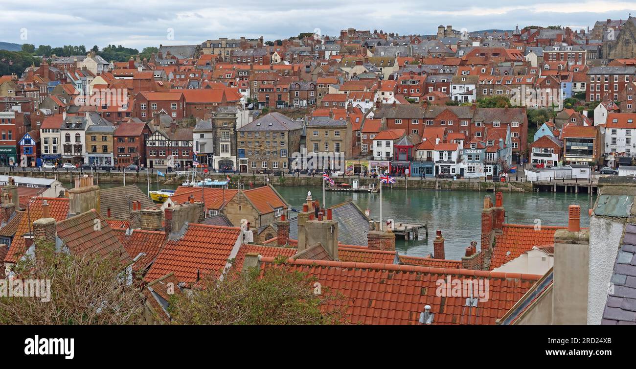 Whitby Harbour View, West Pier, lungo il fiume Esk, North Yorkshire, Inghilterra, Regno Unito, Foto Stock