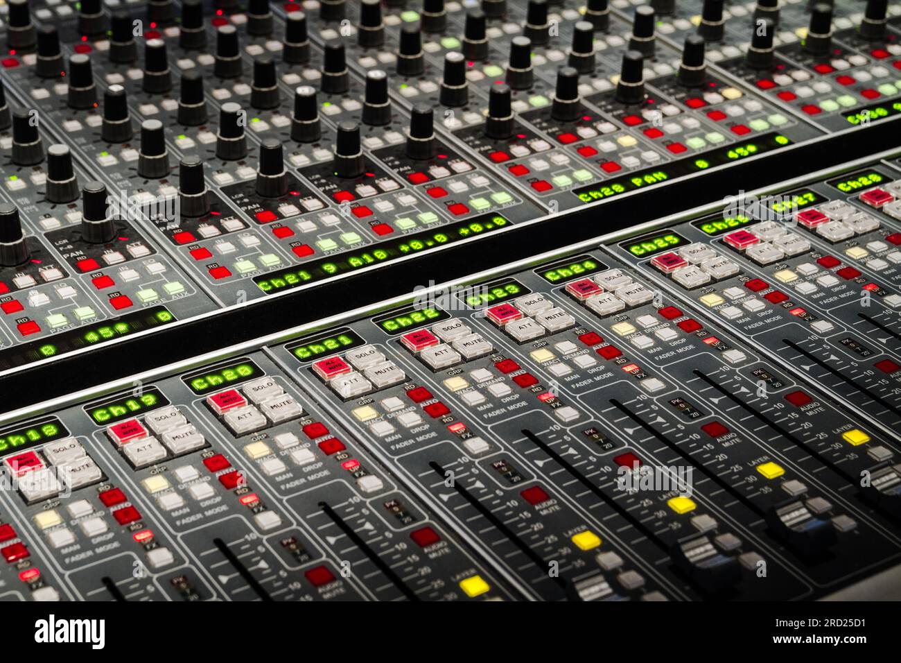 Console di miscelazione o banco di miscelazione. Tavolo del mixer audio in uno studio di registrazione. Foto Stock