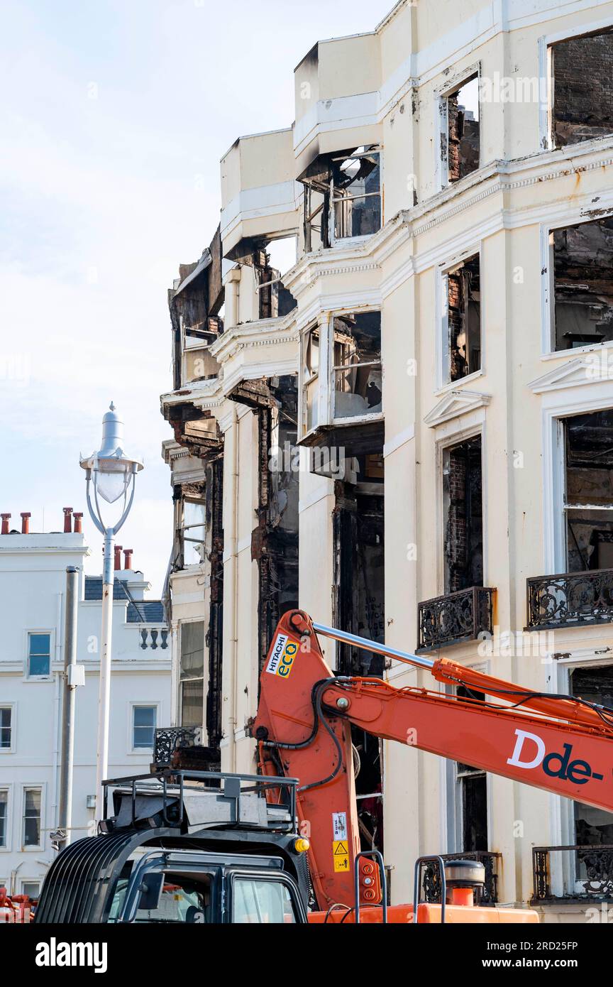 Brighton UK 18 luglio 2023 - il guscio bruciato del Royal Albion Hotel sul lungomare di Brighton prima dell'inizio dei lavori di demolizione: Credit Simon Dack / Alamy Live News Foto Stock