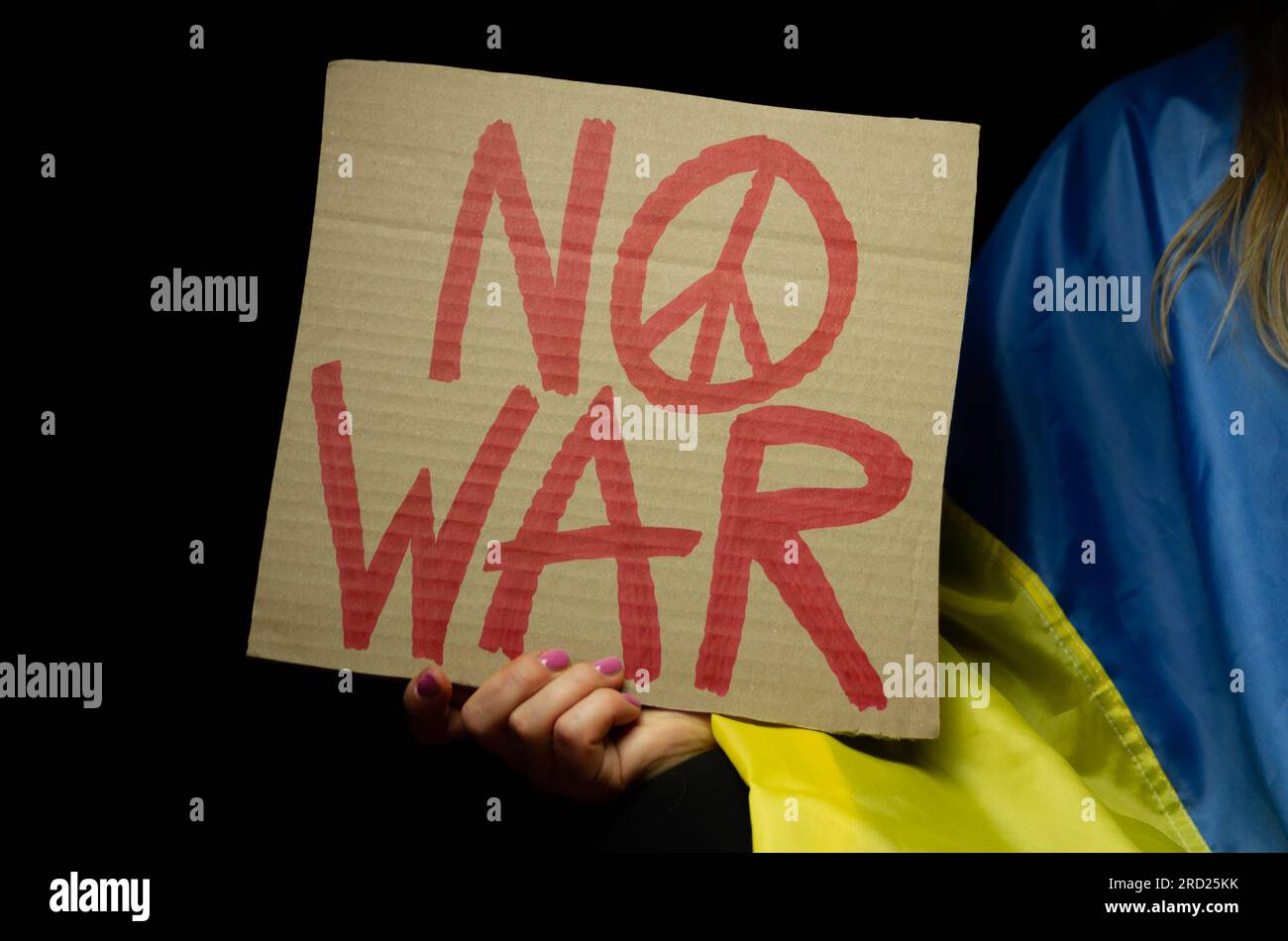 Donna con bandiera Ucraina e cartello "No War" con il segno di pace. Protesta contro l'invasione russa sull'Ucraina. Attacco russo, dimostrazione contro la guerra. Foto Stock