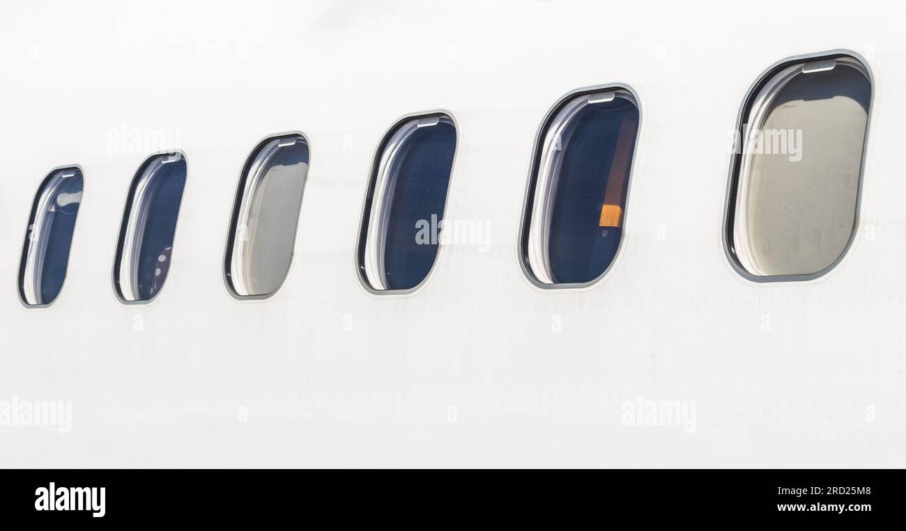 Fusoliera di un aereo bianco con finestre. Aereo commerciale visto dall'esterno. Foto Stock