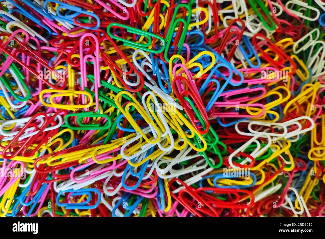 Pila colorata di graffette, perfetta per uno sfondo perfetto per l'ufficio Foto Stock