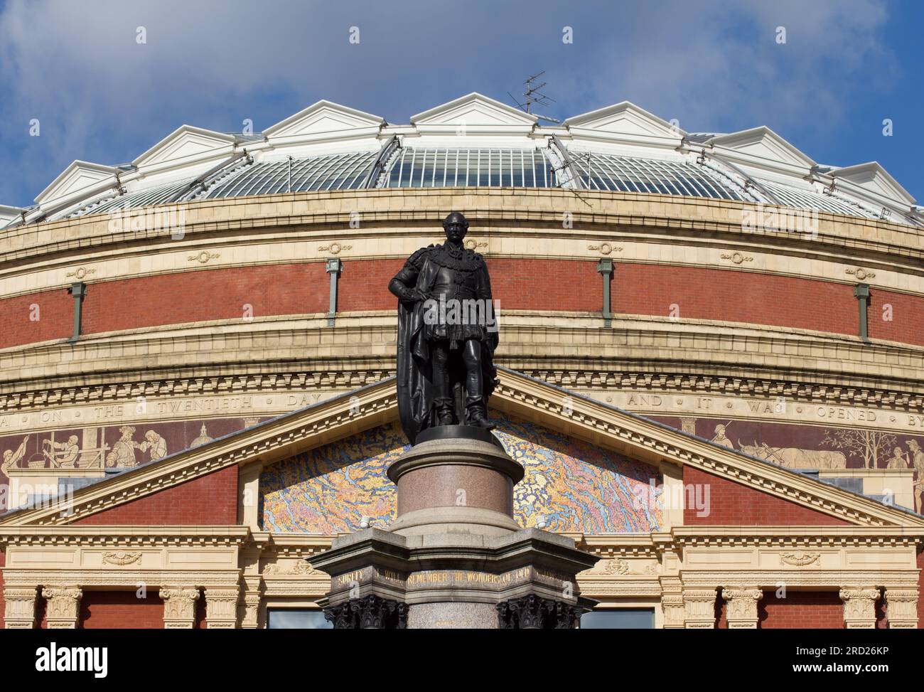 Statua del principe Alberto fuori dalla Royal Albert Hall, Londra Foto Stock