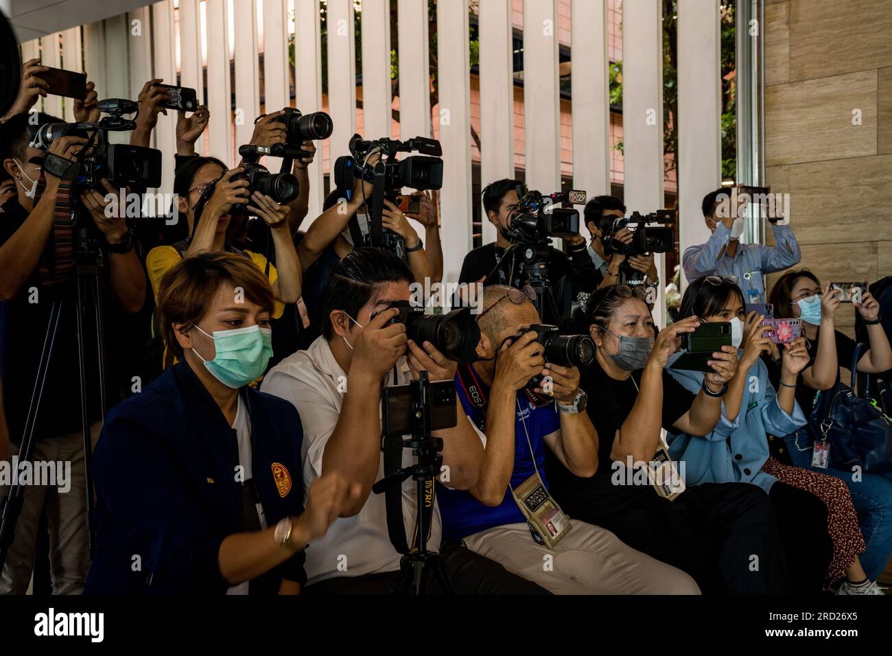 Bangkok, Thailandia. 18 luglio 2023. I membri dei media partecipano a una conferenza stampa durante una manifestazione a favore della democrazia al parlamento il 18 luglio 2023. La gente si riunisce per manifestare al di fuori del Parlamento tailandese, noto anche come Assemblea nazionale della Thailandia, per chiedere a Wan Muhamad Noor Matha, il presidente della camera, E i 250 senatori nominati dai militari per ascoltare chi vogliono essere eletti il prossimo primo Ministro nel voto bicamerale del secondo turno che si terrà il 19 luglio 2023. Crediti: Matt Hunt/Neato/Alamy Live News Foto Stock