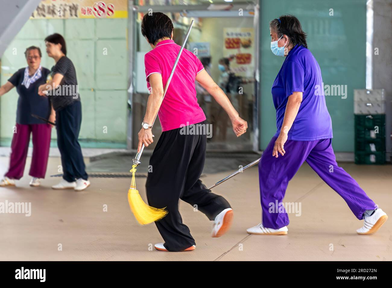 Anziani che praticano Tai chi, Ping Shek Public Housing Estate, Kowloon, Hong Kong, SAR, Cina Foto Stock