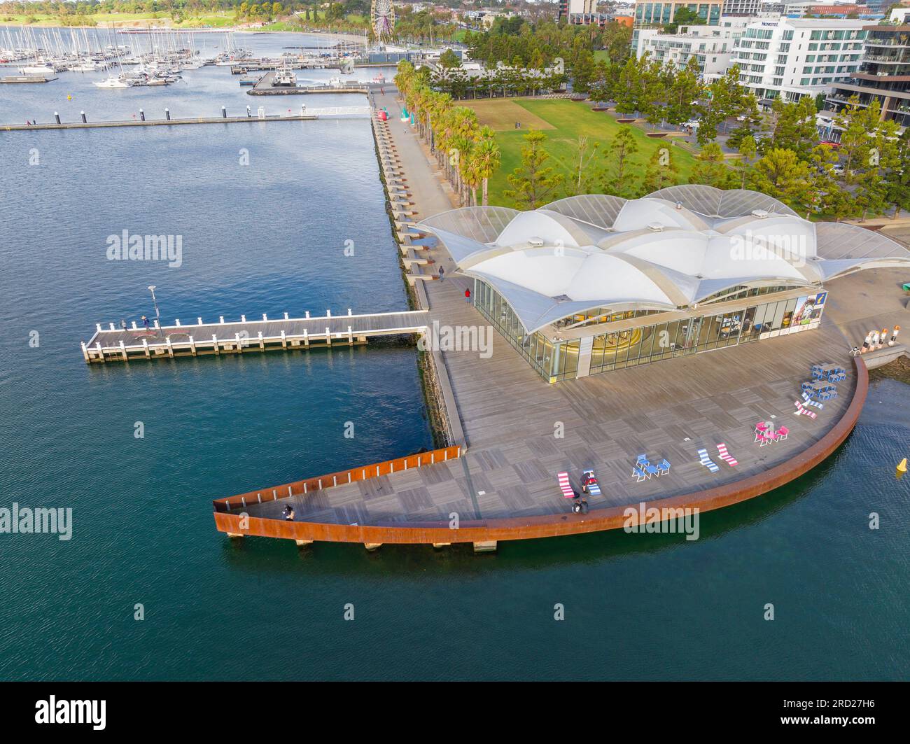 Vista aerea di un moderno padiglione fronte mare, dietro un molo curvo a Geelong a Victoria, Australia Foto Stock