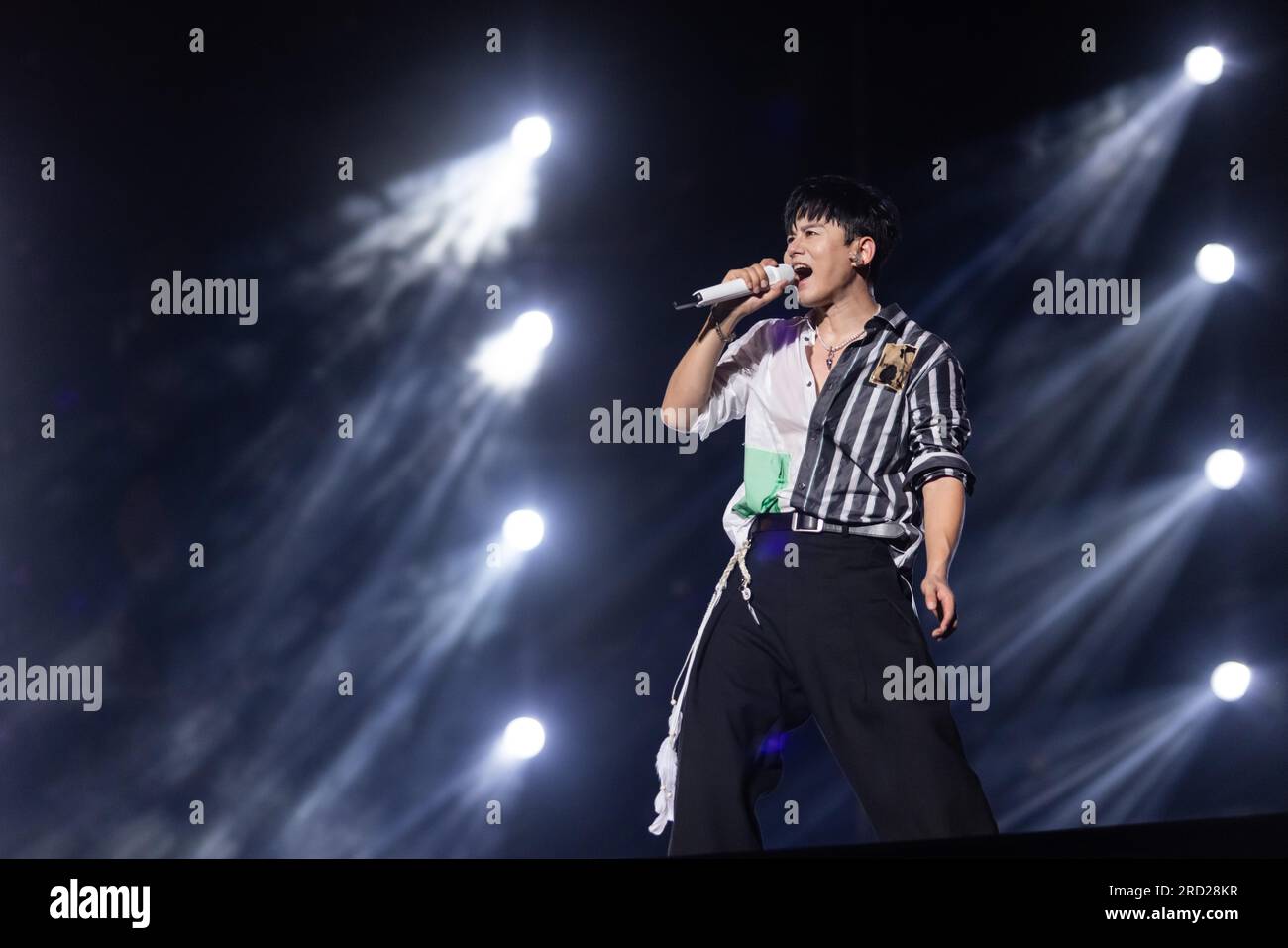 Il cantante pop cinese Jason Zhang tiene un concerto a Nanjing City, nella provincia di Jiangsu della Cina orientale, il 15 luglio 2023. Foto Stock