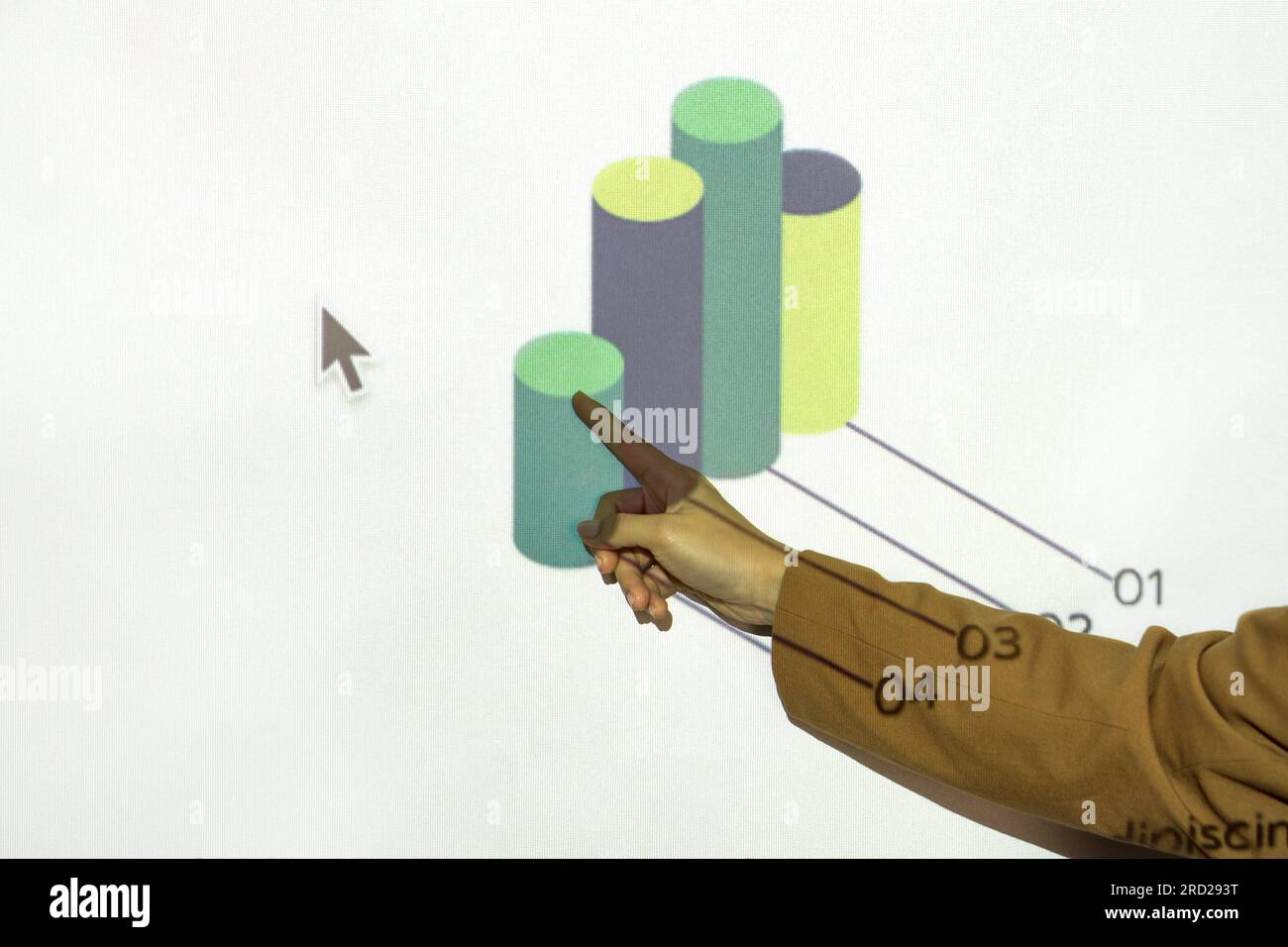 La posizione sicura e la precisa indicazione suggeriscono una discussione educativa o orientata al business che si svolge in un ufficio o in una sala conferenze. Ha Foto Stock