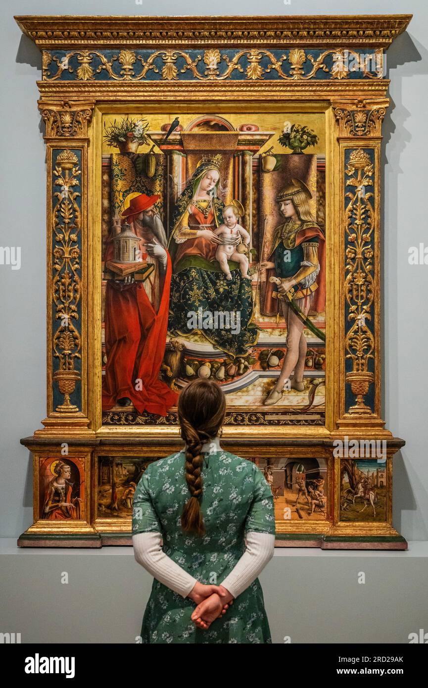 Londra, Regno Unito. 18 luglio 2023. La pala Crivelli - Paula Rego: Giardino dei Crivelli alla Galleria Nazionale. Come prima artista associato della National Gallery (1990-92), è stata invitata a creare il murale per la sala da pranzo Sainsbury Wing. Questa nuova mostra unisce l'opera d'arte lunga 10 metri con la pala d'altare del XV secolo di Carlo Crivelli che l'ha ispirata, insieme agli studi di vita realizzati da Rego dei colleghi della Galleria che figurano nel dipinto finale. Crediti: Guy Bell/Alamy Live News Foto Stock