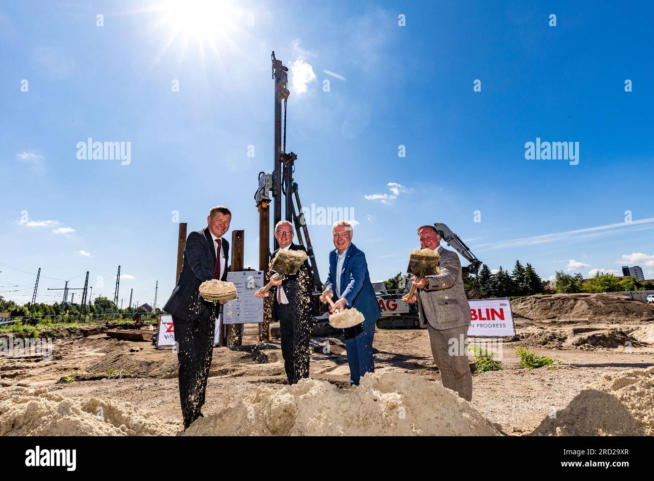 18 luglio 2023, Brandeburgo, Lübbenau: Sigurd Heinze (l-r), Amministratore distrettuale del distretto di Oberspreewald-Lausitz, Guido Beermann, Ministro delle infrastrutture e della pianificazione statale dello Stato di Brandeburgo, Alexander Kaczmarek, Rappresentante del gruppo per gli stati di Berlino, Brandeburgo e Meclemburgo-Pomerania occidentale, Helmut Wenzel, sindaco della città di Lübbenau, partecipa alla cerimonia di inaugurazione per celebrare l'inizio del progetto di eliminare quattro attraversamenti ferroviari interni a Lübbenau entro il 2027. Nella città di Spreewald di Lübbenau, il traffico dovrebbe fluire meglio in futuro. A questo Foto Stock