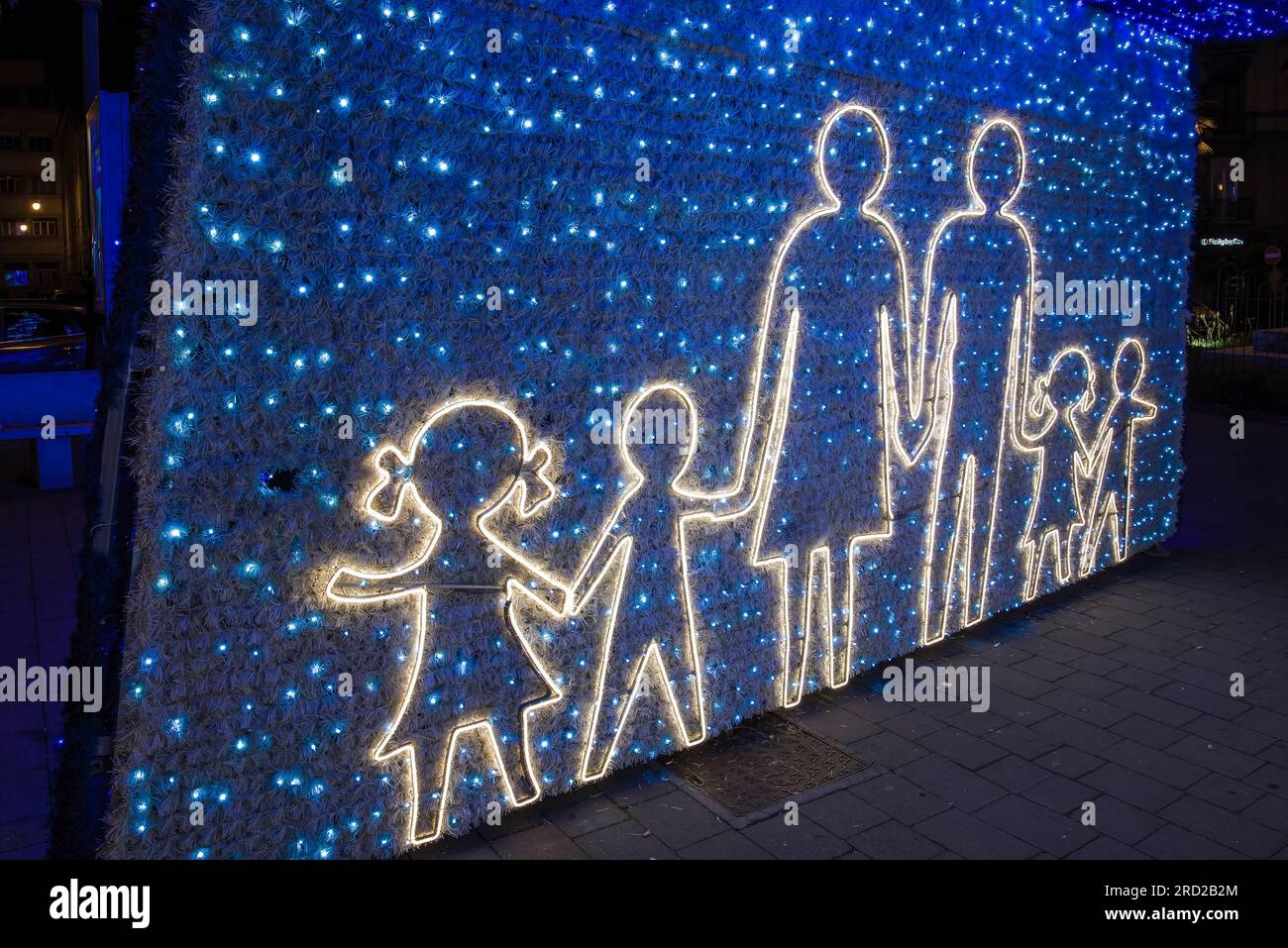 Le luci al neon delineano una famiglia di sei persone Foto Stock