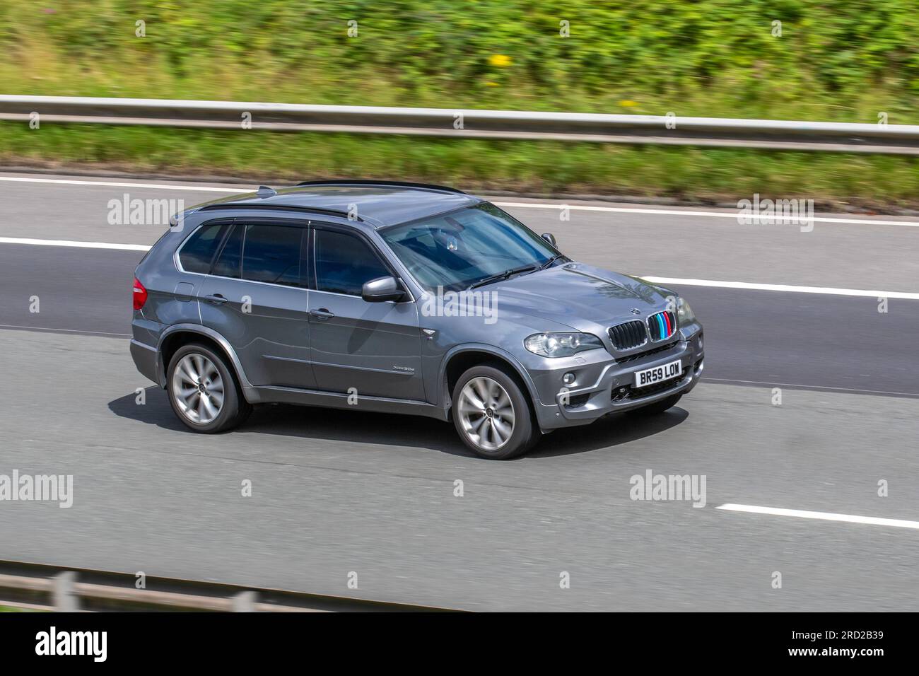 BMW X5 Xdrive 2009 30D Msport 5S 30D Step Auto Grey Car SUV Diesel 2993 cc che viaggia a velocità sostenuta sull'autostrada M6 a Greater Manchester, Regno Unito Foto Stock