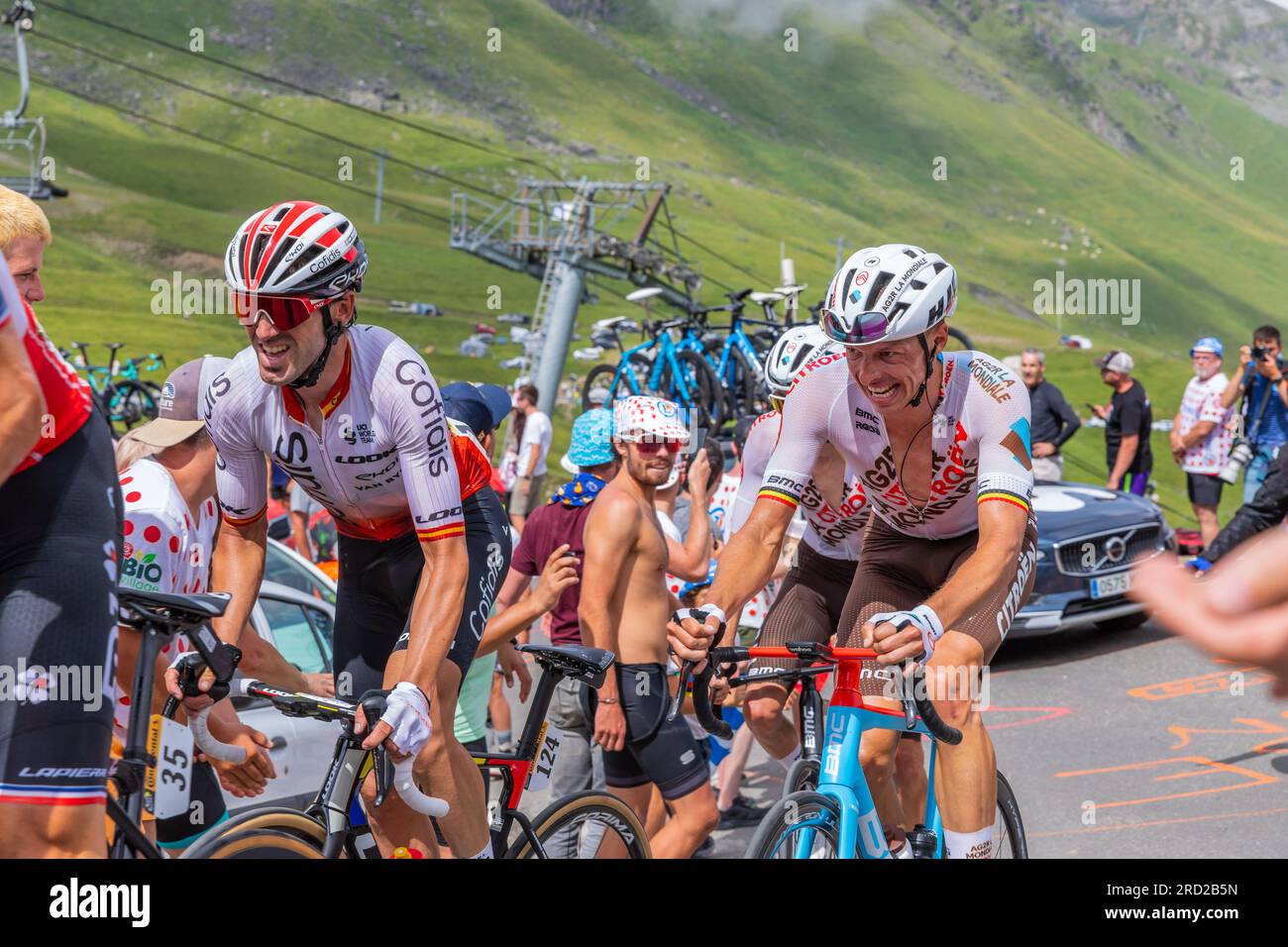 Col du Tourmalet, Francia - 06 luglio 2023: I ciclisti scaldano la ...