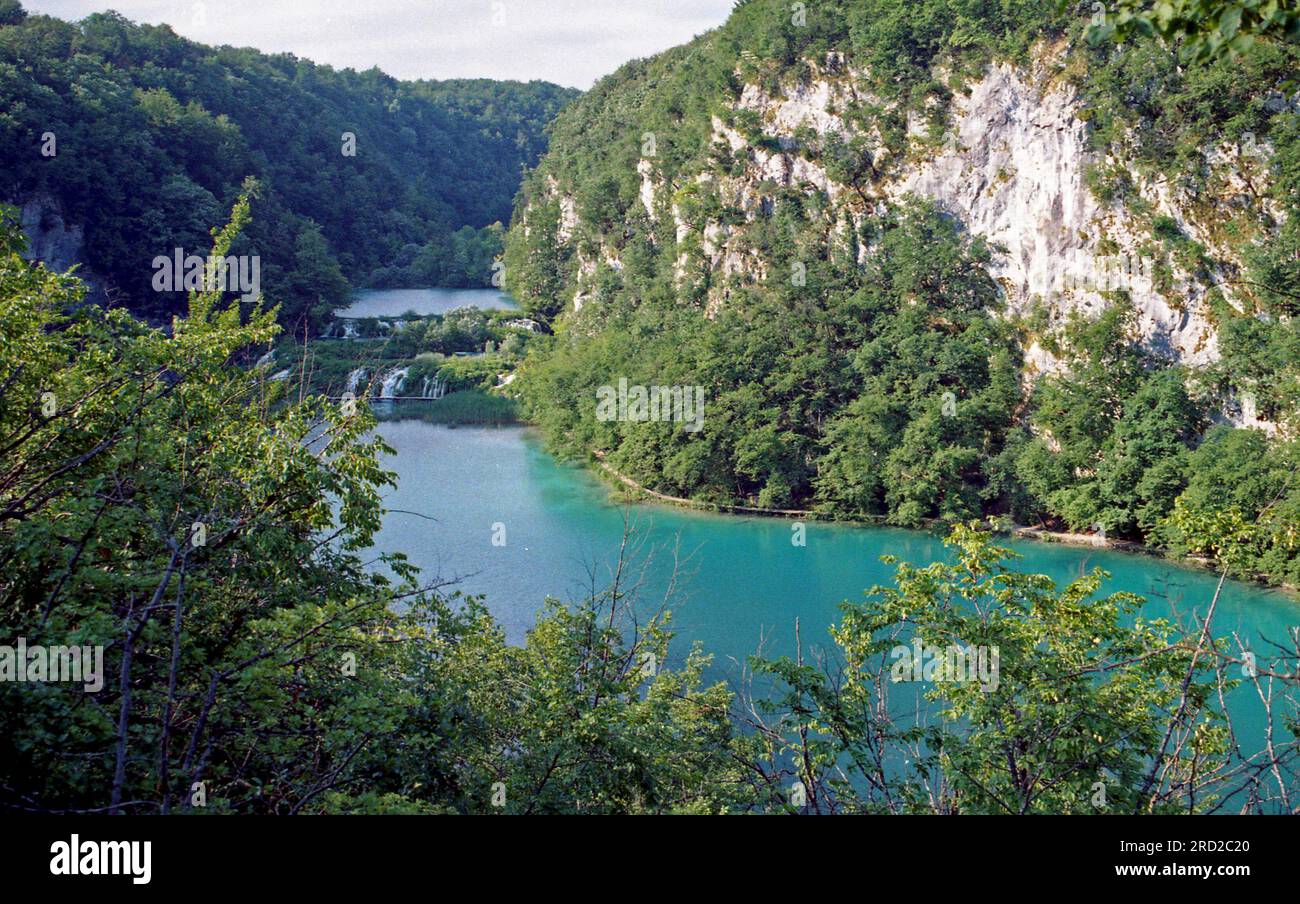 Laghi di Plitvice nell'estate del 2004. Foto analogica acquisita. Foto Stock