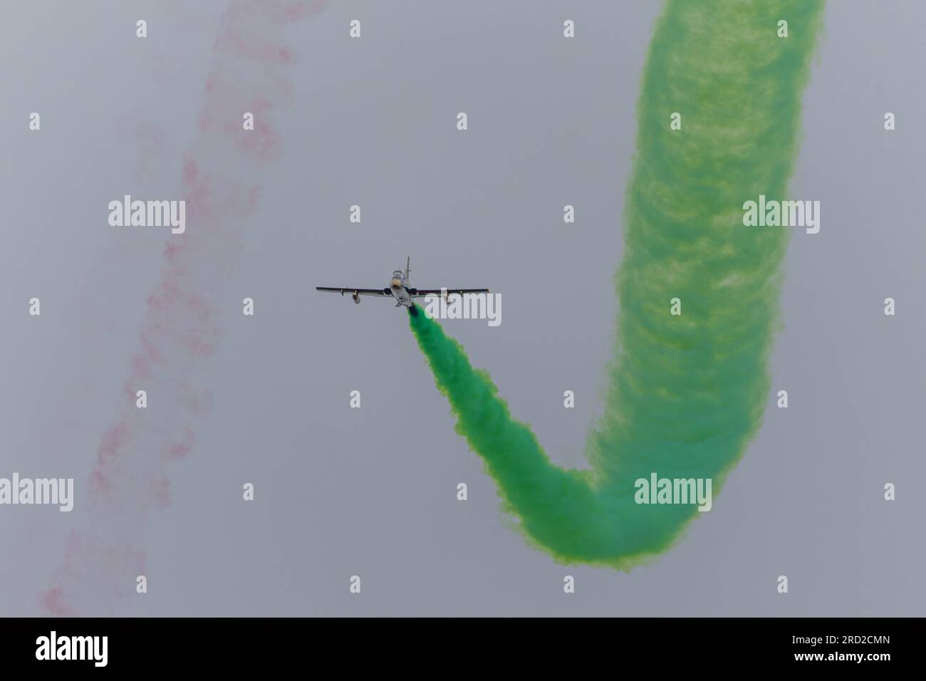 RAF FAIRFORD, ENGLANDIN immagini DA CORSA scattate ieri domenica 16 luglio mostrano aerei della seconda guerra mondiale e più moderni caccia britannici che sparano attraverso il Foto Stock