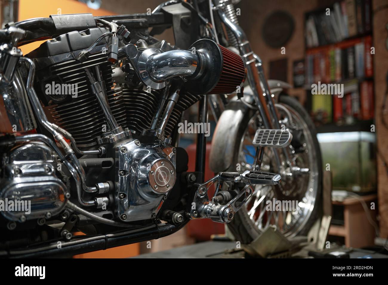Vista ravvicinata della motocicletta personalizzata sull'ascensore della stazione di servizio Foto Stock